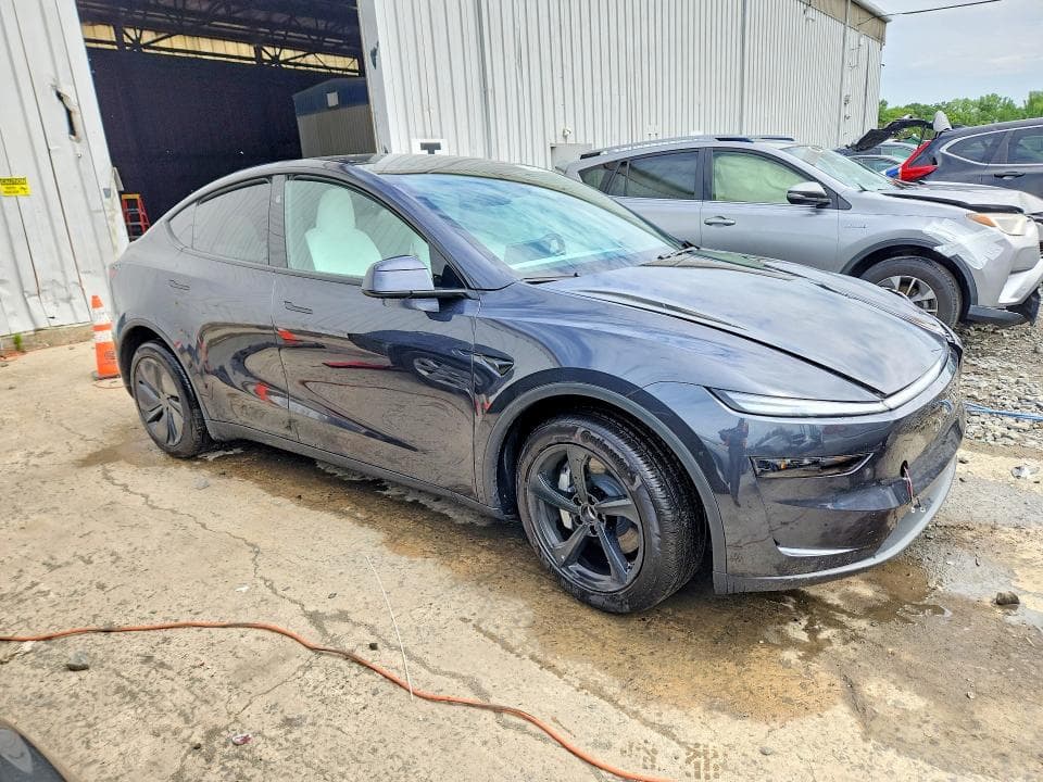2026 TESLA MODEL Y 4