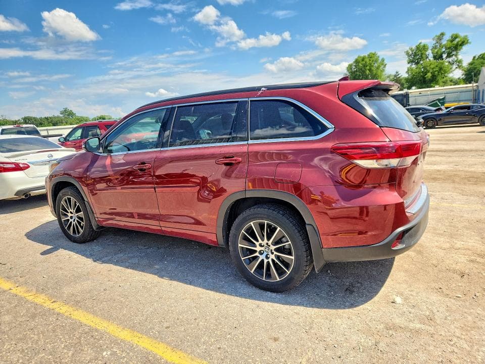 2017 TOYOTA HIGHLANDER SE 2