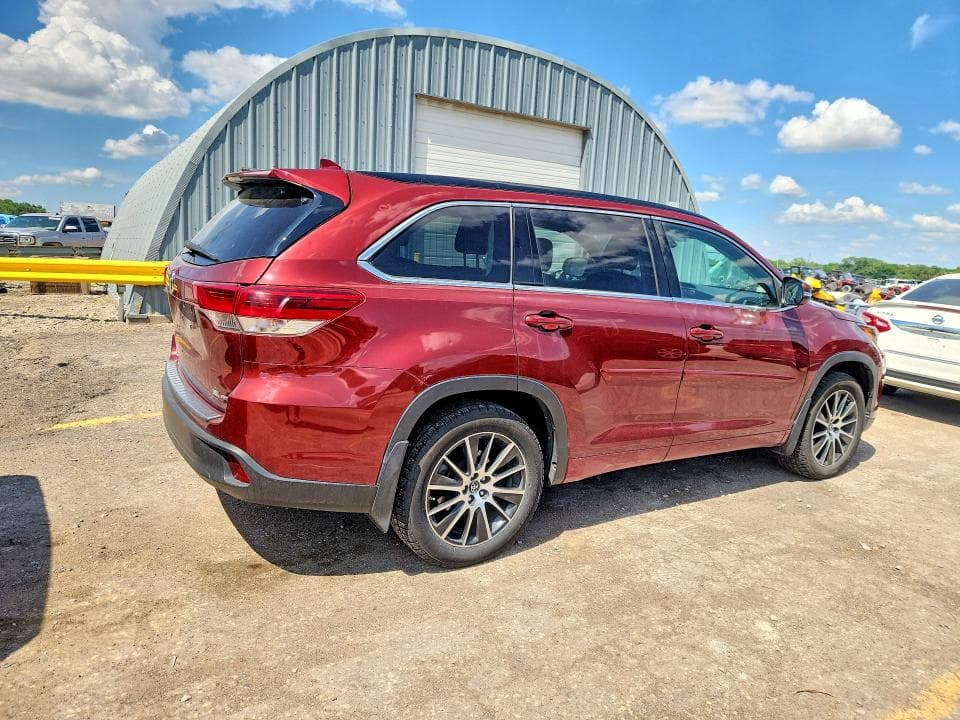 2017 TOYOTA HIGHLANDER SE 3