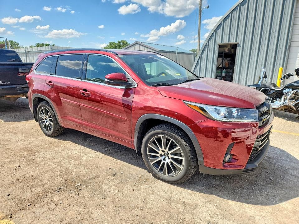 2017 TOYOTA HIGHLANDER SE 4