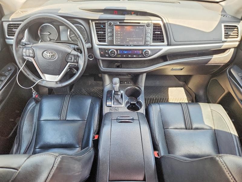 2017 TOYOTA HIGHLANDER SE 8