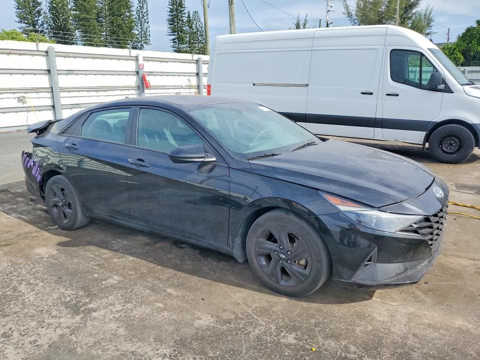 2022 HYUNDAI ELANTRA SEL 4