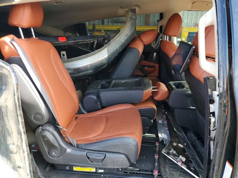 2024 KIA CARNIVAL SX 11