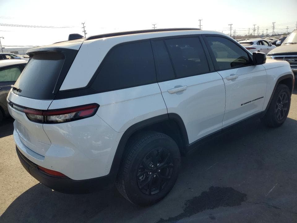 2024 JEEP GRAND CHEROKEE LAREDO 3