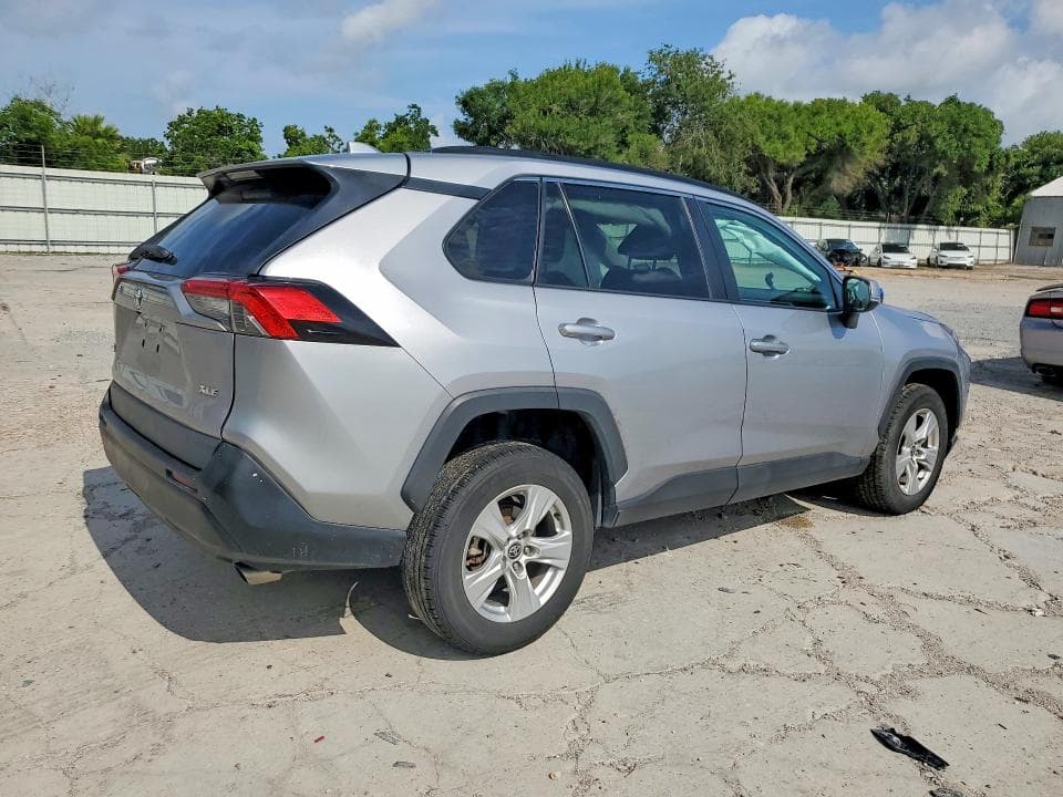 2021 TOYOTA RAV4 XLE 3