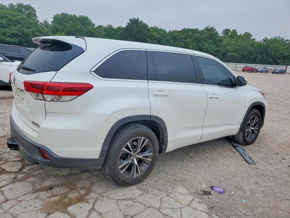 2017 TOYOTA HIGHLANDER LE 3