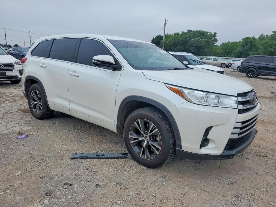 2017 TOYOTA HIGHLANDER LE 4