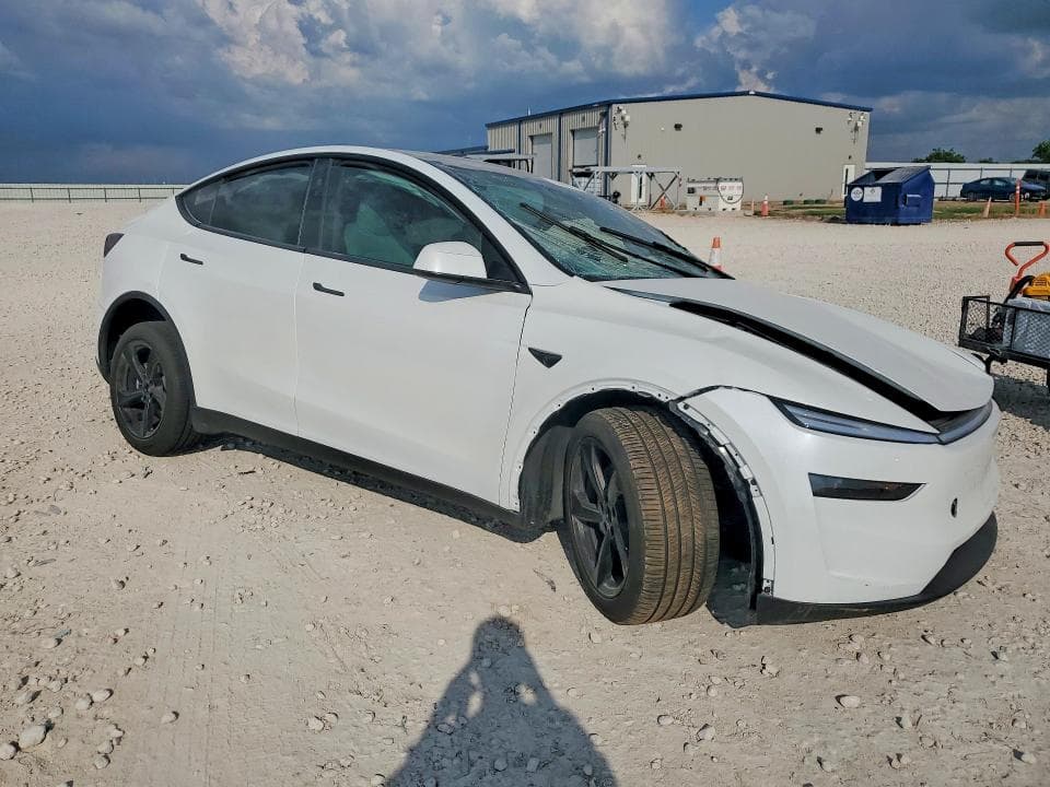 2026 TESLA MODEL Y 4