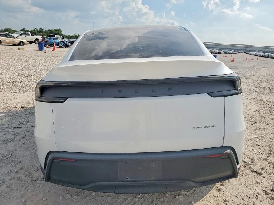 2026 TESLA MODEL Y 6