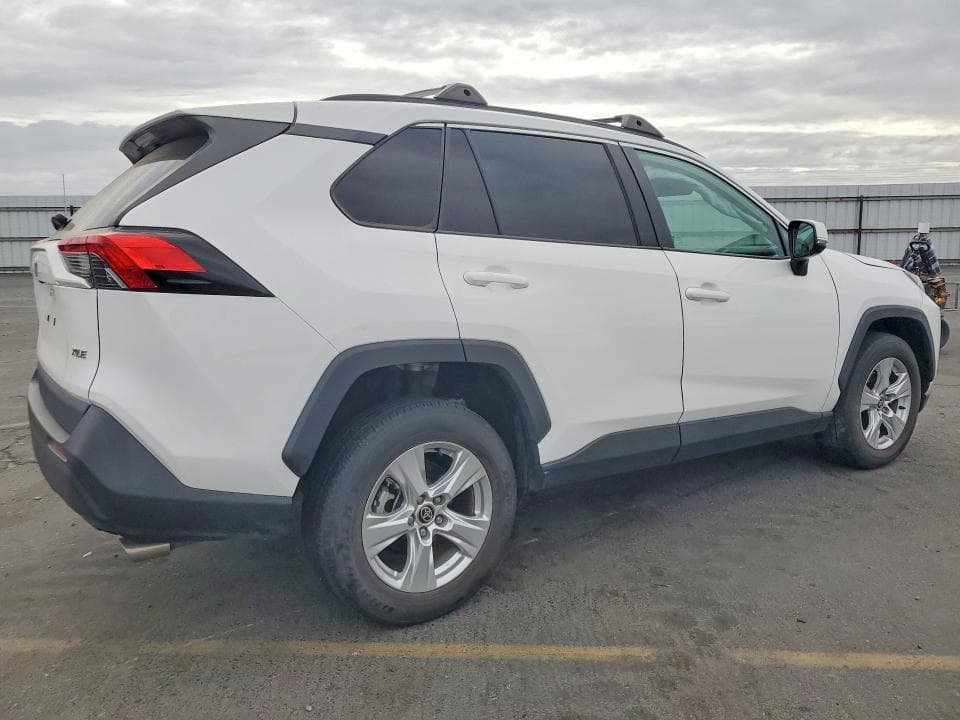 2021 TOYOTA RAV4 XLE 3