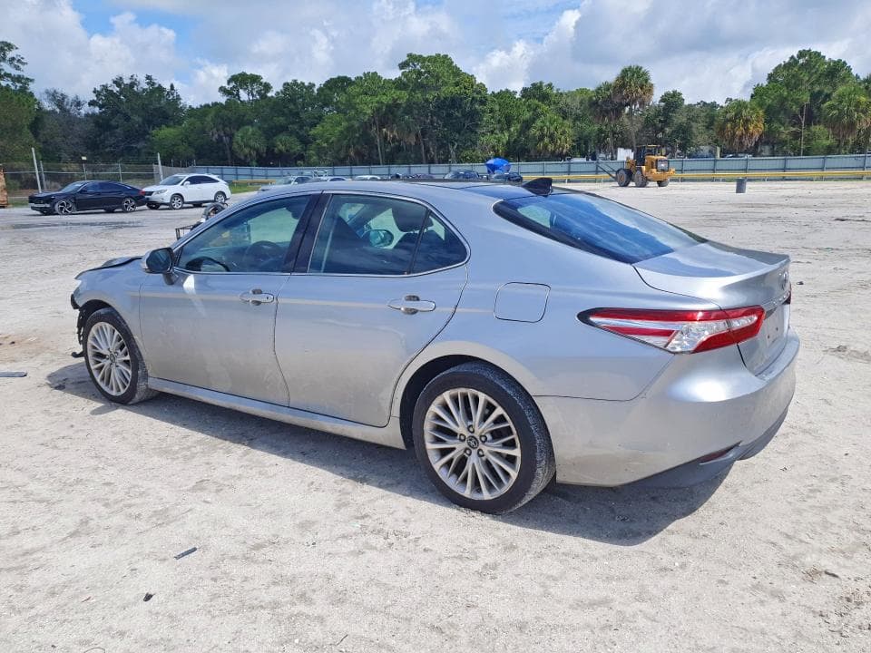 2019 TOYOTA CAMRY XLE 2