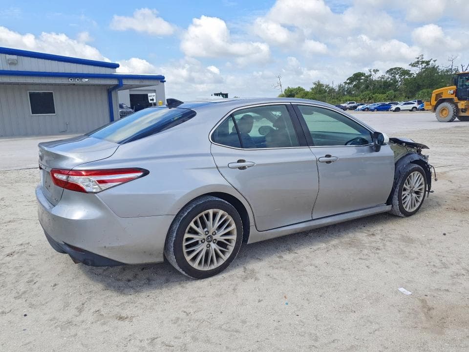 2019 TOYOTA CAMRY XLE 3