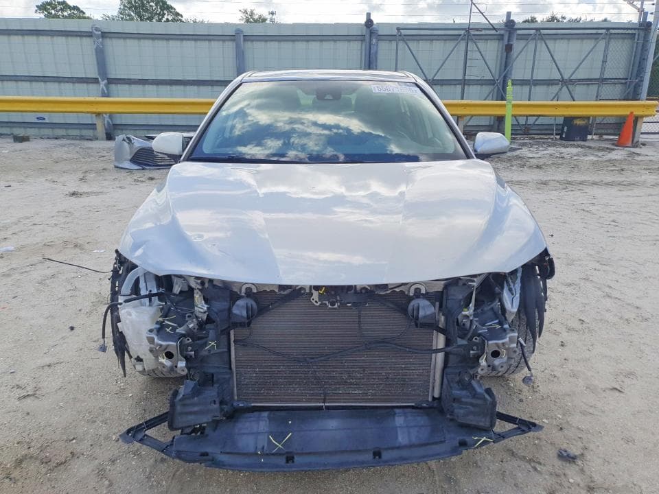 2019 TOYOTA CAMRY XLE 5