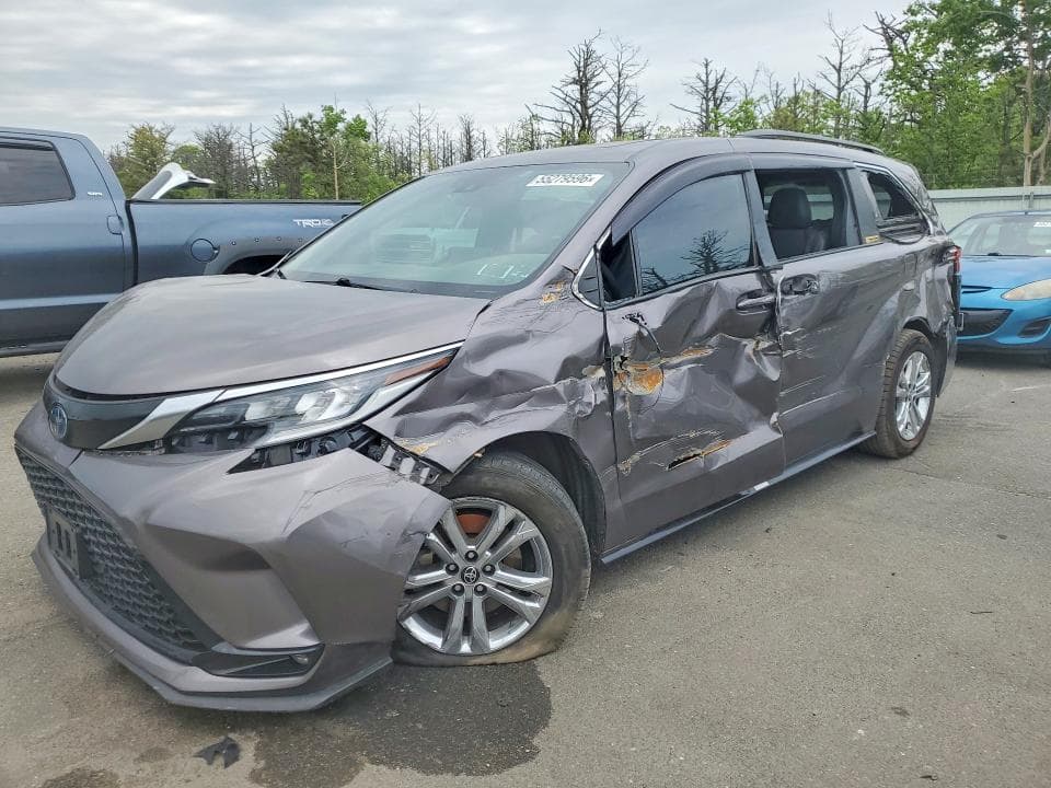 2022 TOYOTA SIENNA XSE