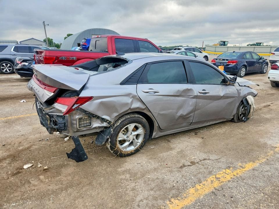 2023 HYUNDAI ELANTRA SE 3