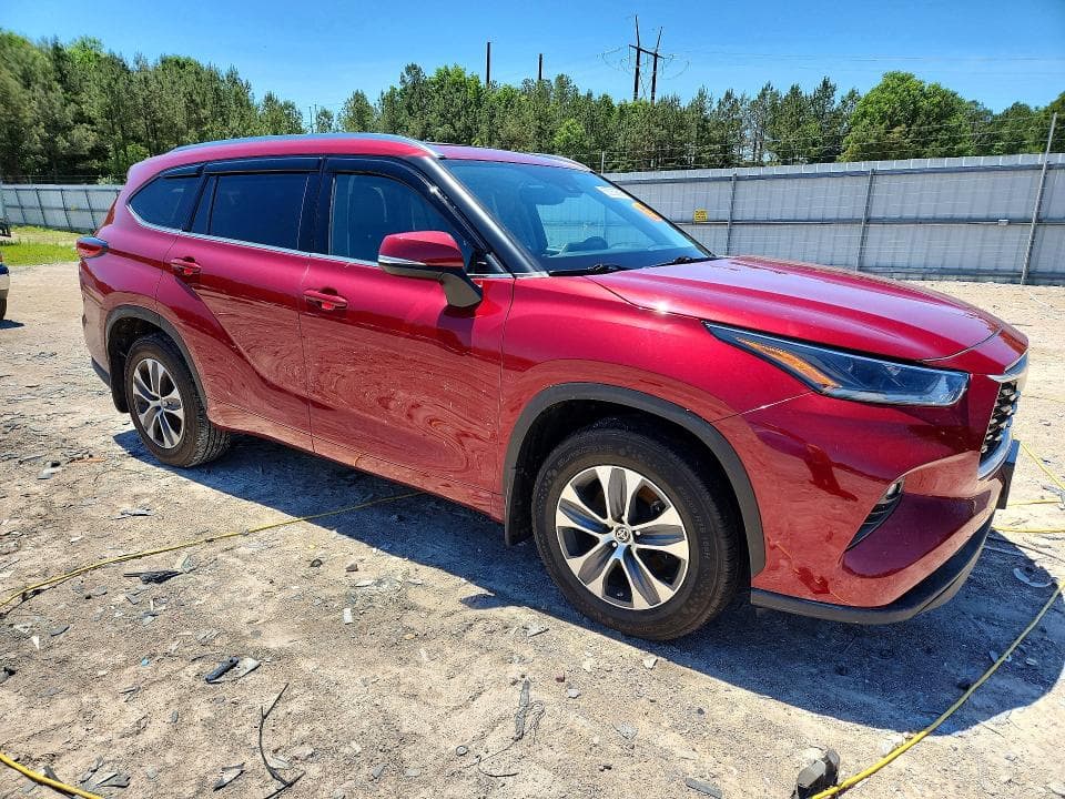 2021 TOYOTA HIGHLANDER XLE 4