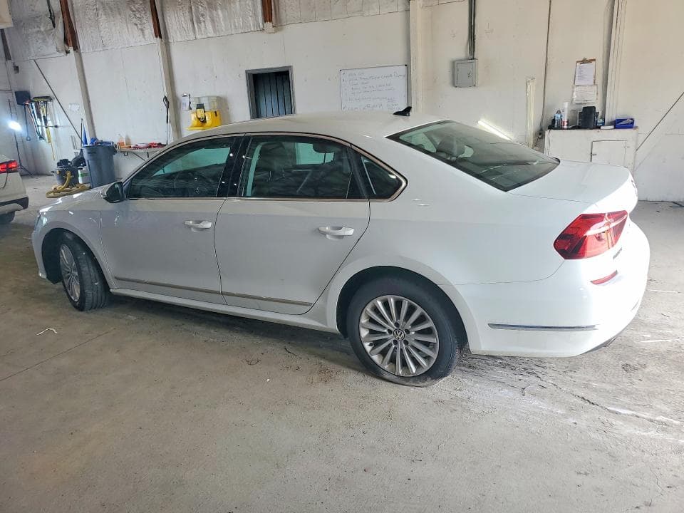 2017 VOLKSWAGEN PASSAT SE 2