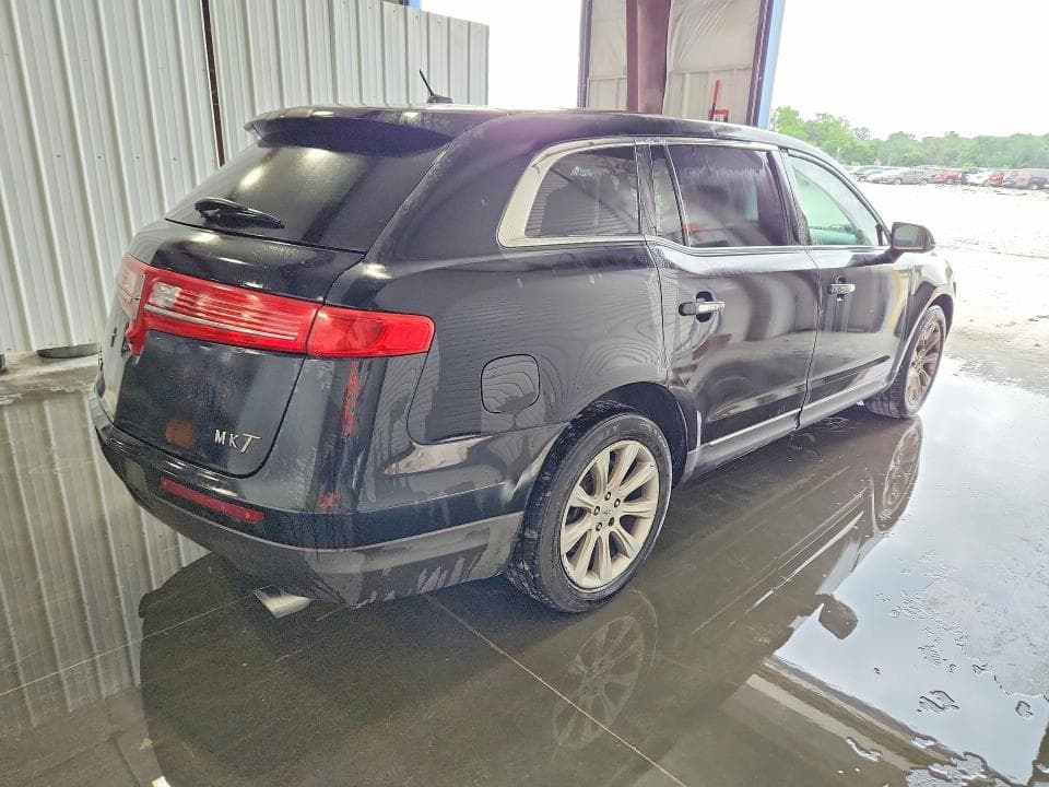 2019 LINCOLN MKT 4