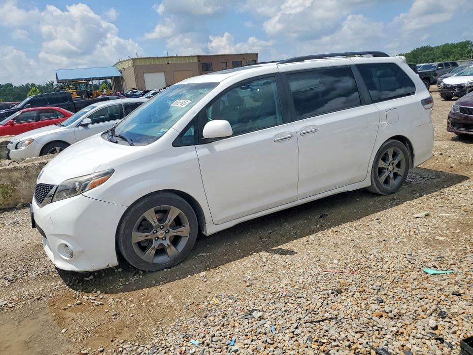 2016 TOYOTA SIENNA SE 1