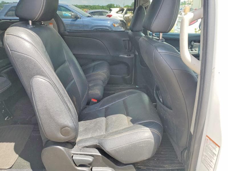 2016 TOYOTA SIENNA SE 11