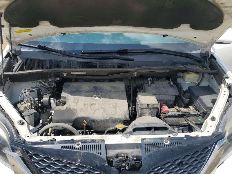 2016 TOYOTA SIENNA SE 12