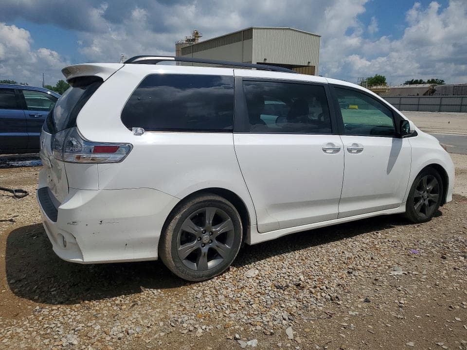 2016 TOYOTA SIENNA SE 3