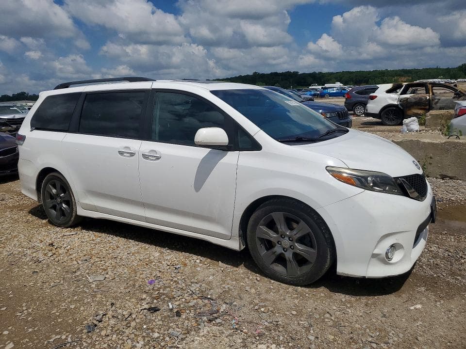 2016 TOYOTA SIENNA SE 4