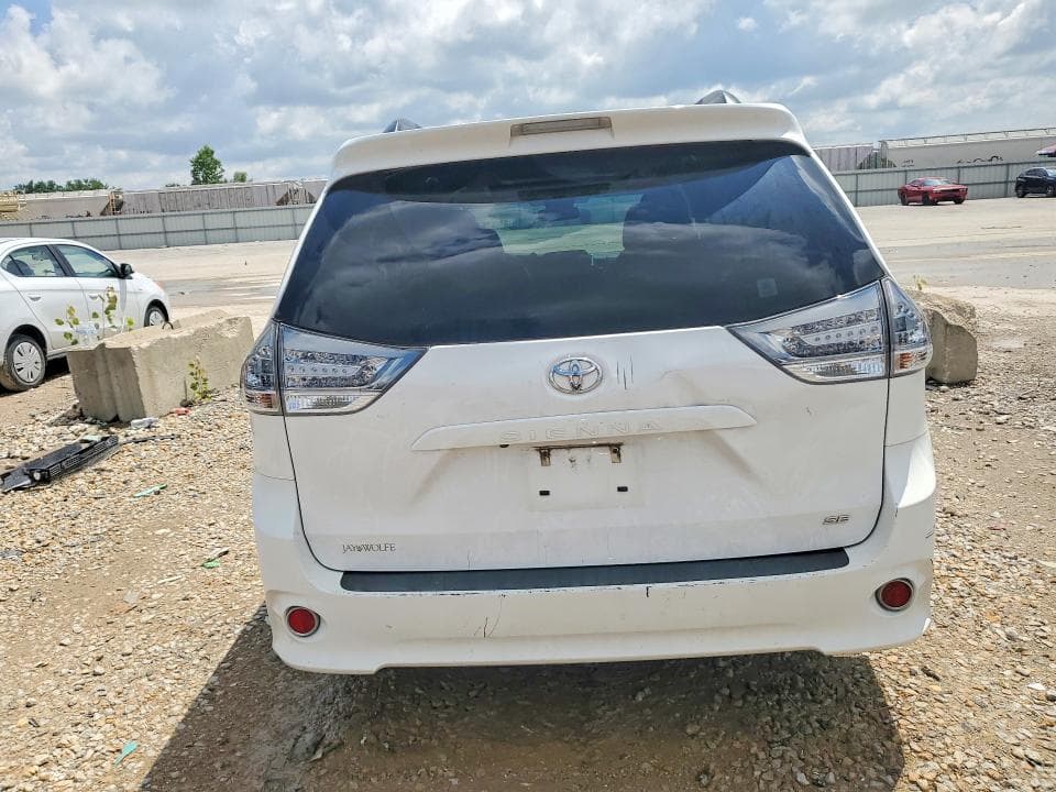 2016 TOYOTA SIENNA SE 6