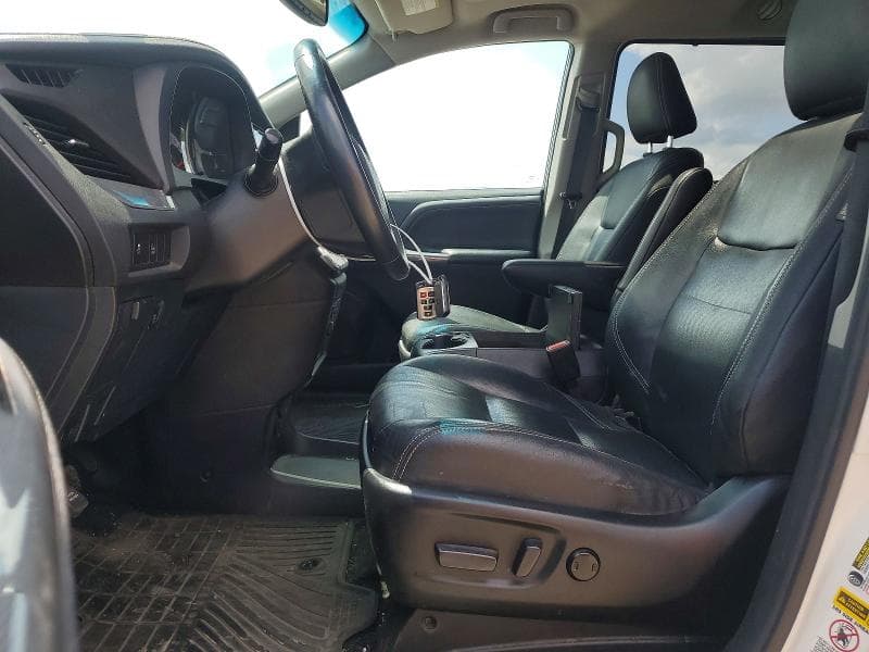 2016 TOYOTA SIENNA SE 7