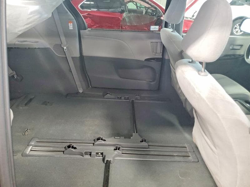 2020 TOYOTA SIENNA LE 11