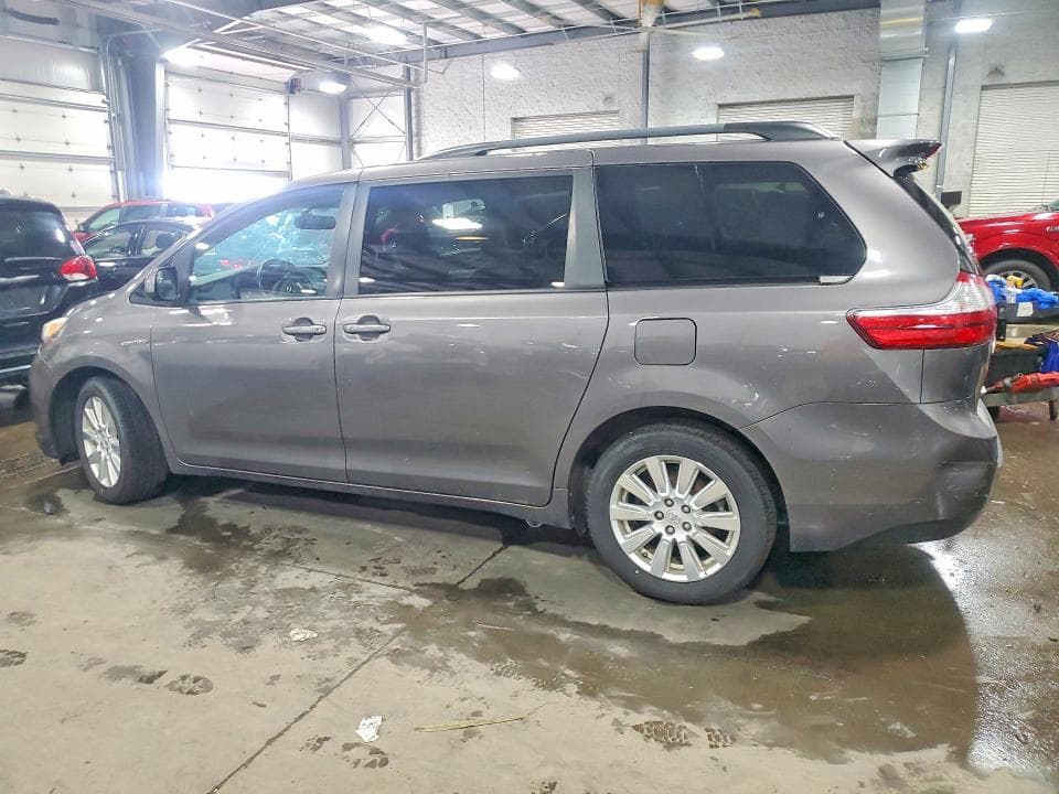 2017 TOYOTA SIENNA LE 2