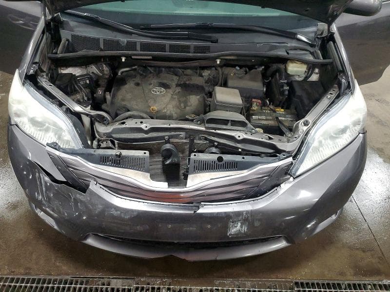 2017 TOYOTA SIENNA LE 11