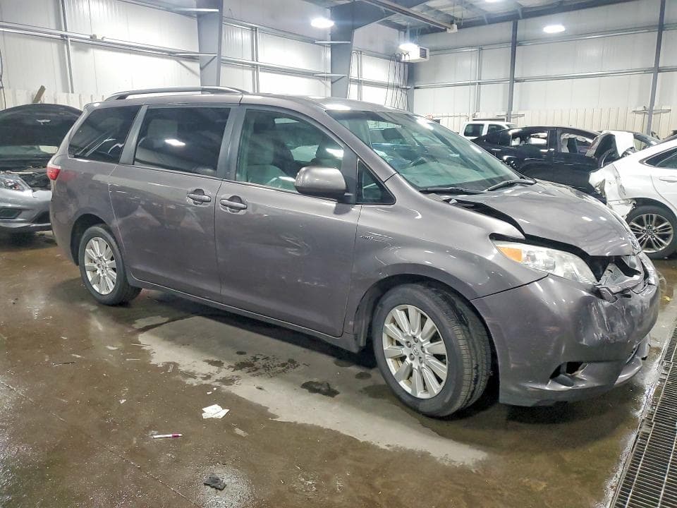 2017 TOYOTA SIENNA LE 4