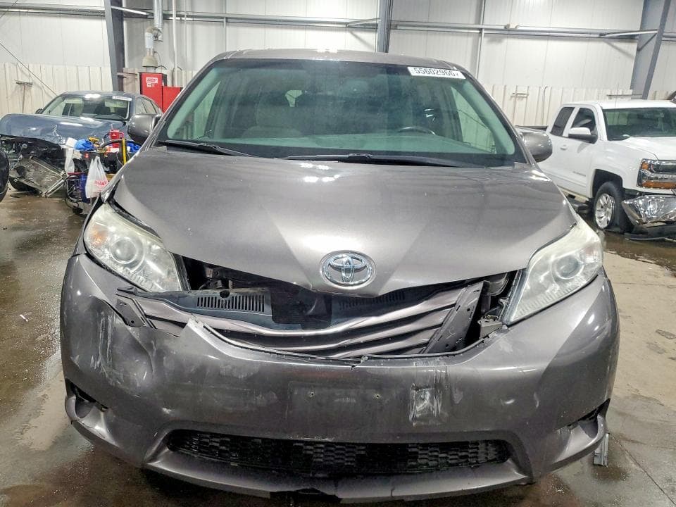 2017 TOYOTA SIENNA LE 5
