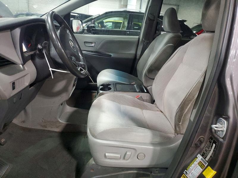 2017 TOYOTA SIENNA LE 7
