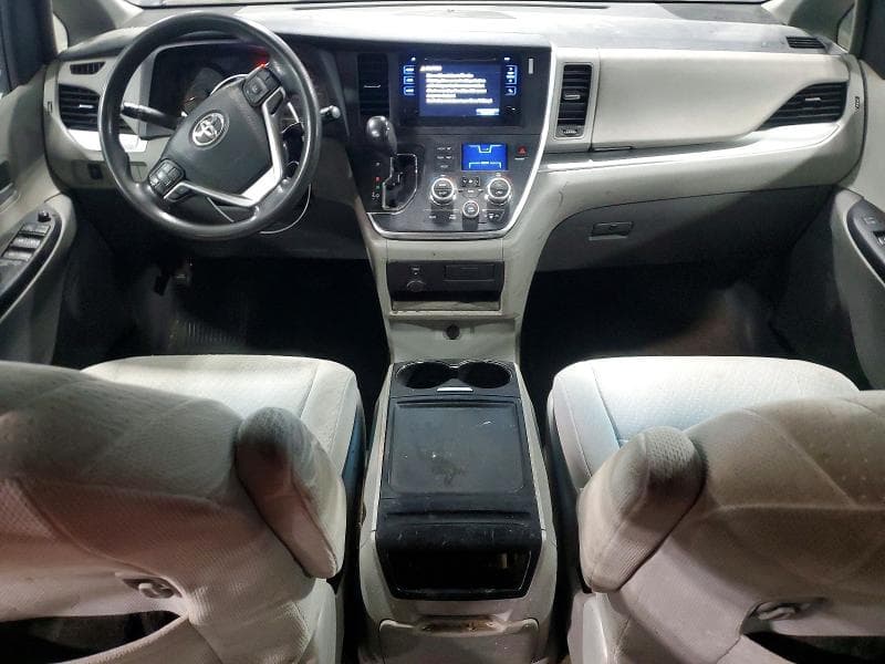 2017 TOYOTA SIENNA LE 8