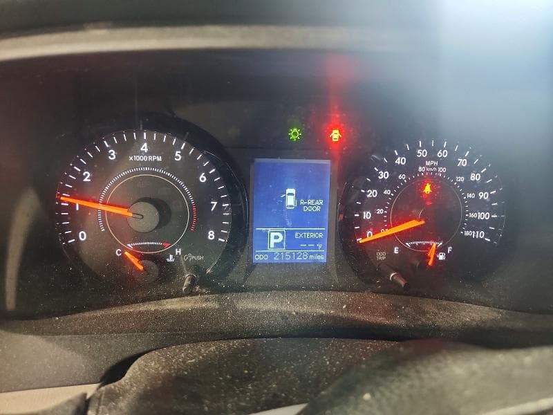 2017 TOYOTA SIENNA LE 9