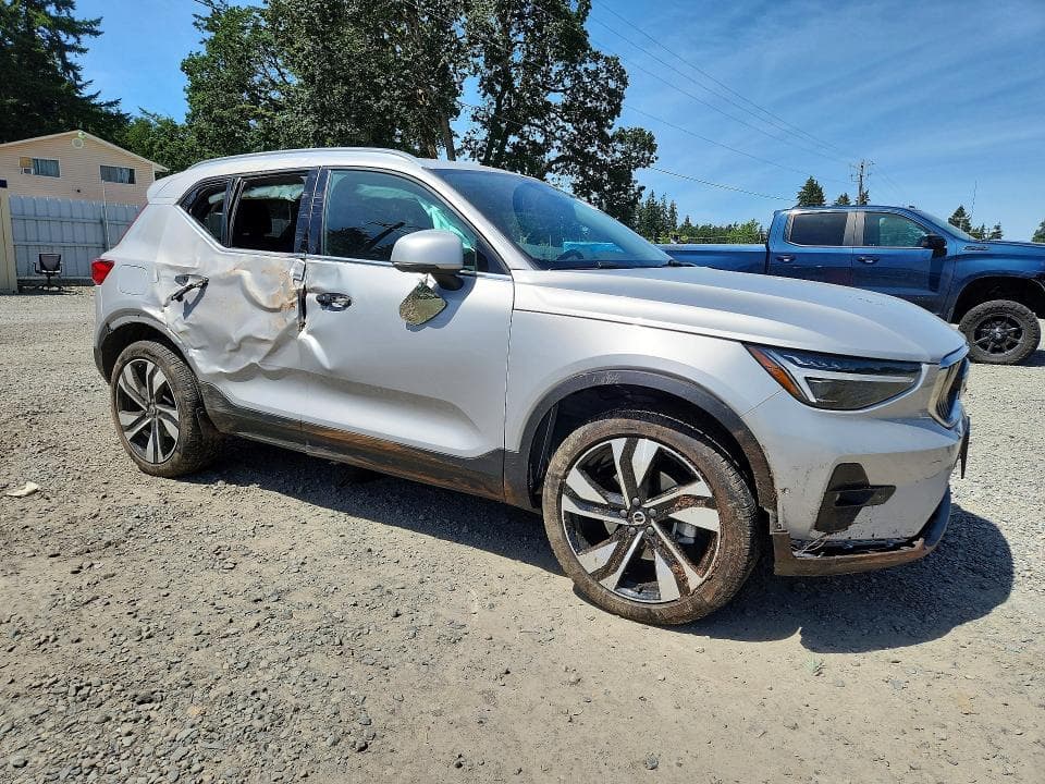 2025 VOLVO XC40 ULTRA 4