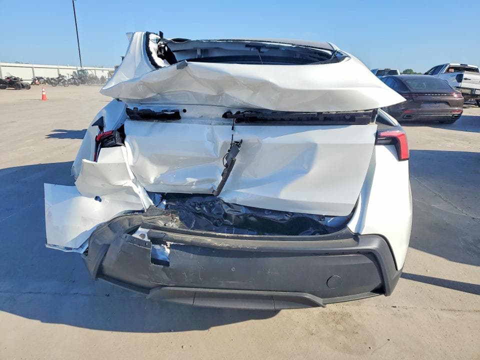 2026 TESLA MODEL Y 6