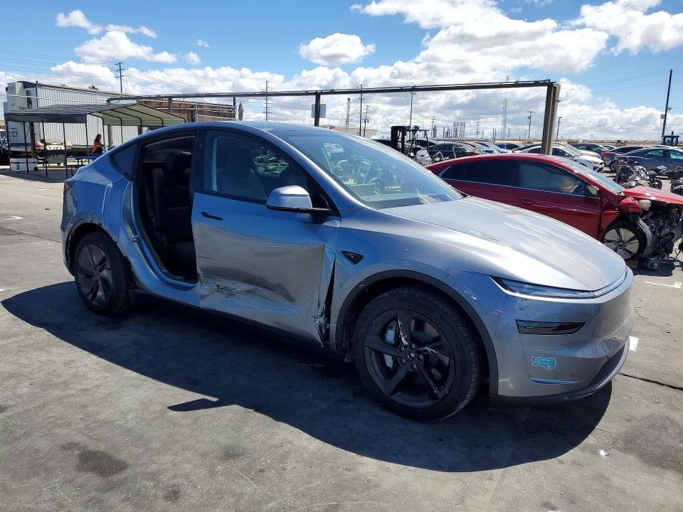 2026 TESLA MODEL Y 4