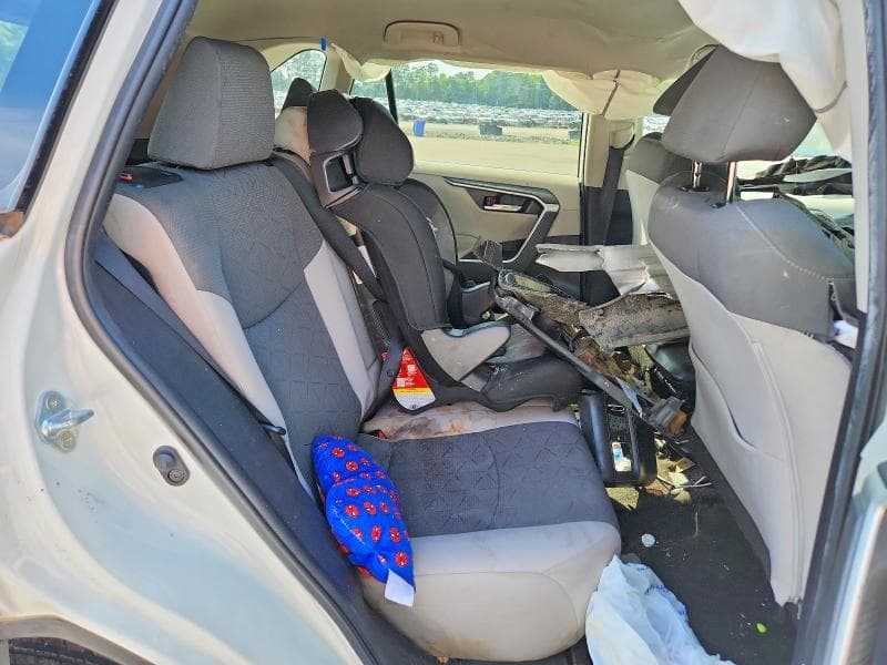 2021 TOYOTA RAV4 XLE 11