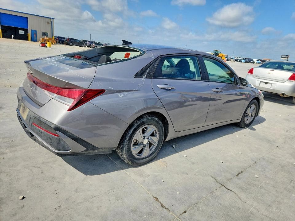 2024 HYUNDAI ELANTRA SE 3