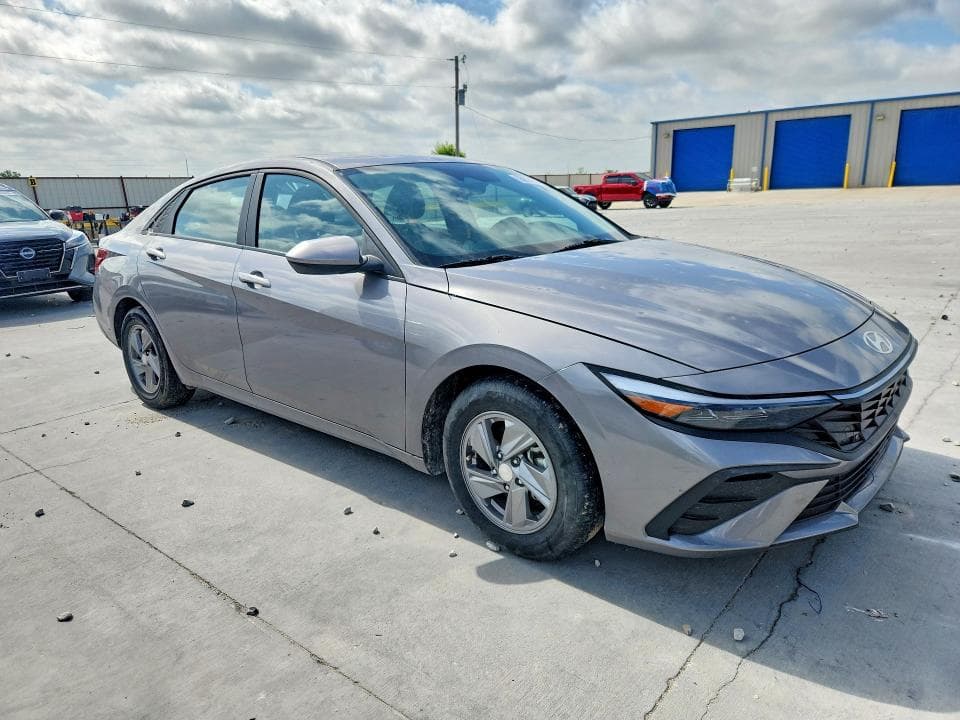 2024 HYUNDAI ELANTRA SE 4