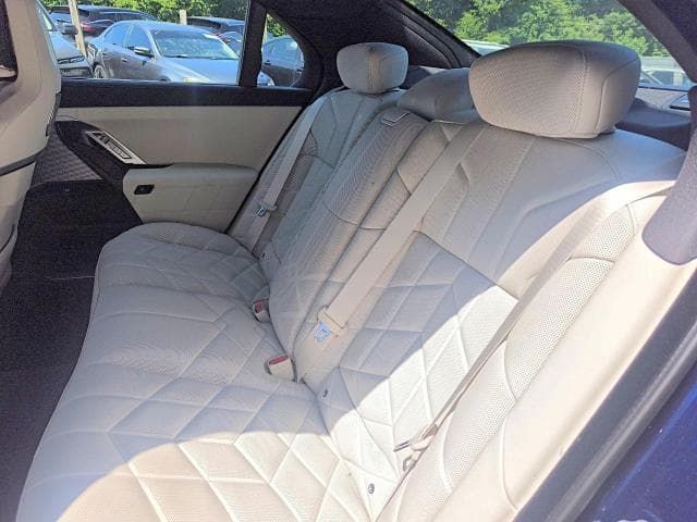 2026 BMW 740 XI 10