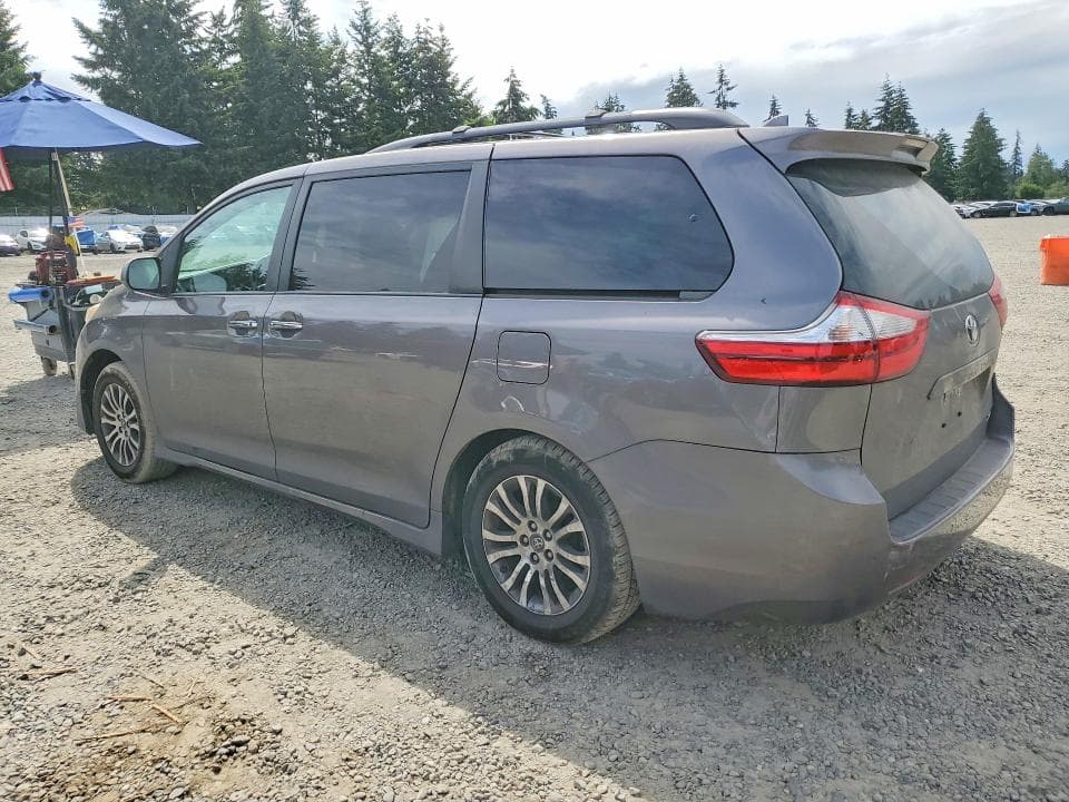 2018 TOYOTA SIENNA XLE 8-PASSENGER 2