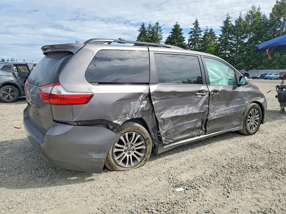 2018 TOYOTA SIENNA XLE 8-PASSENGER 3