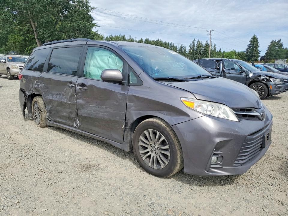 2018 TOYOTA SIENNA XLE 8-PASSENGER 4