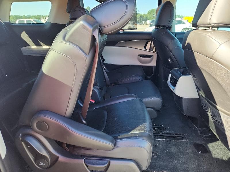 2023 KIA CARNIVAL LX 11