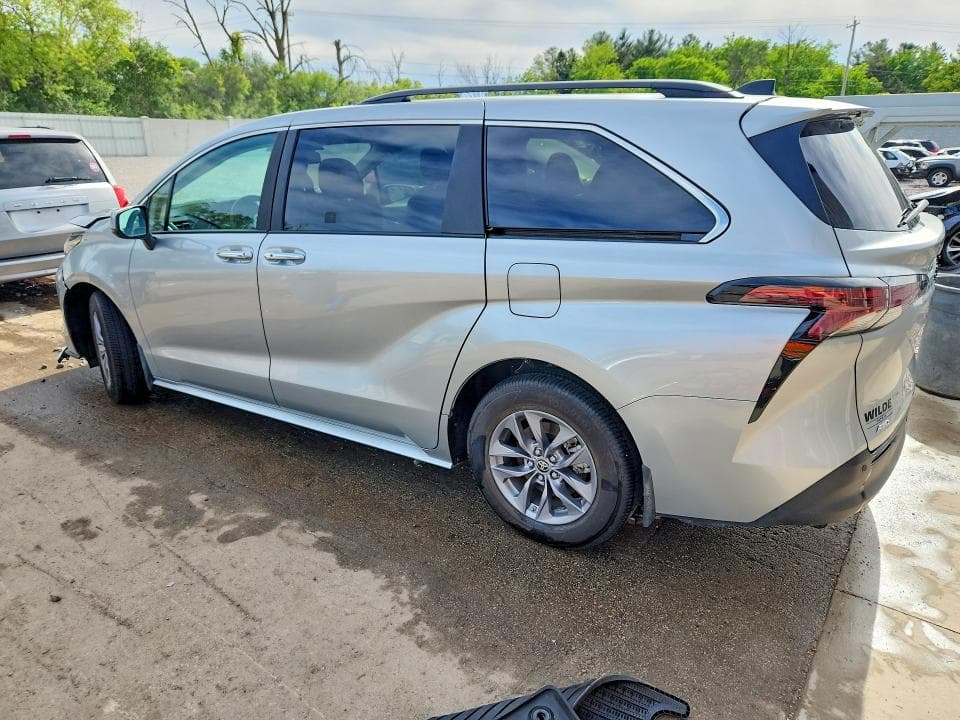 2024 TOYOTA SIENNA XLE 7-PASSENGER 2