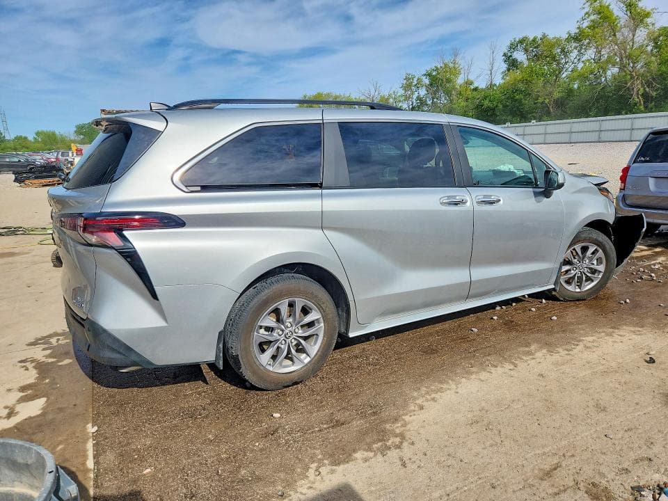 2024 TOYOTA SIENNA XLE 7-PASSENGER 3